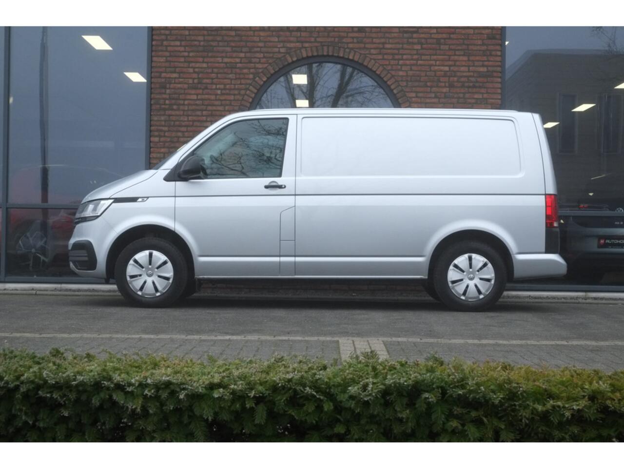 Volkswagen TRANSPORTER 2.0 TDI DSG 150pk L1H1 32 Navigatie, 3 zits euro 6 (5,8m3)
