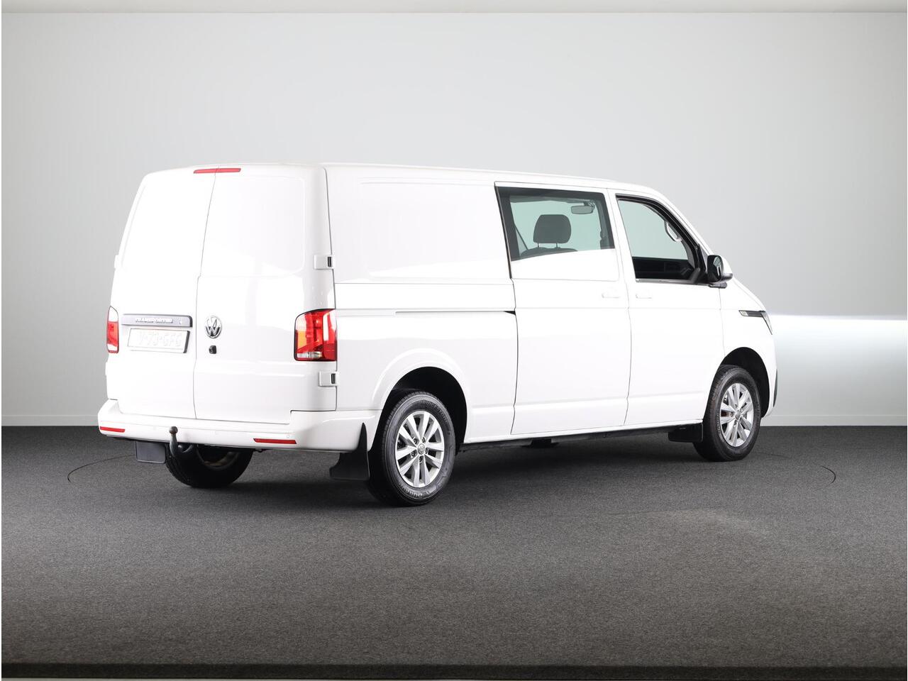 Volkswagen TRANSPORTER 2.0 TDI L2H1 30 Luxe DC Highline 150 pk Automaat (DSG) | Verlengde garantie | Navigatie via App | Trekhaak | Parkeersensoren achter | Achteruitrijcamera | Interieur voorverwarming |