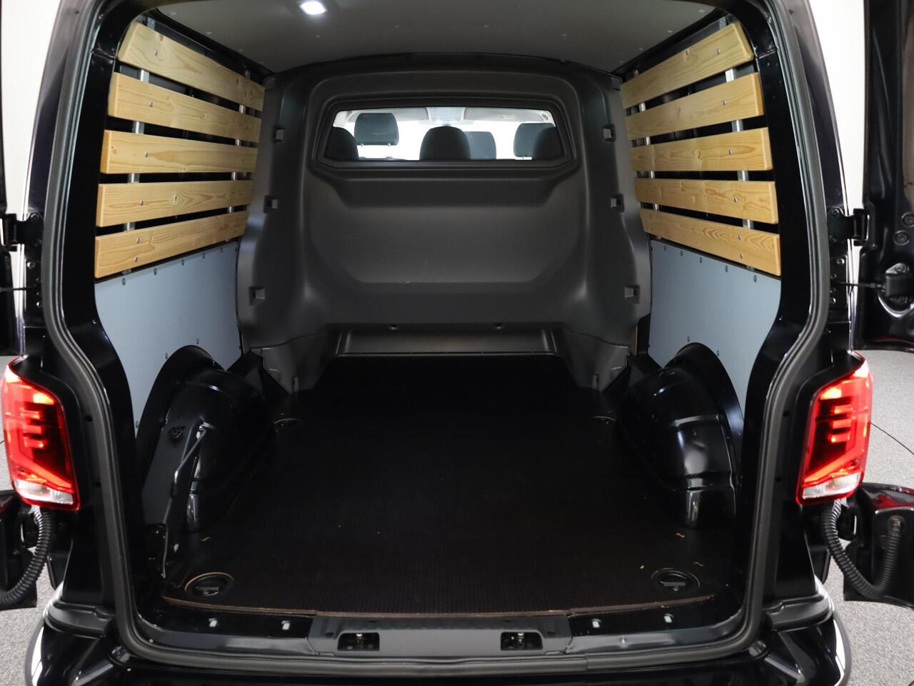 Volkswagen TRANSPORTER 2.0 TDI L2H1 30 DC Highline 150 PK DSG | Verlengde garantie | Navigatie | Trekhaak | Luxe dubbelcabine |