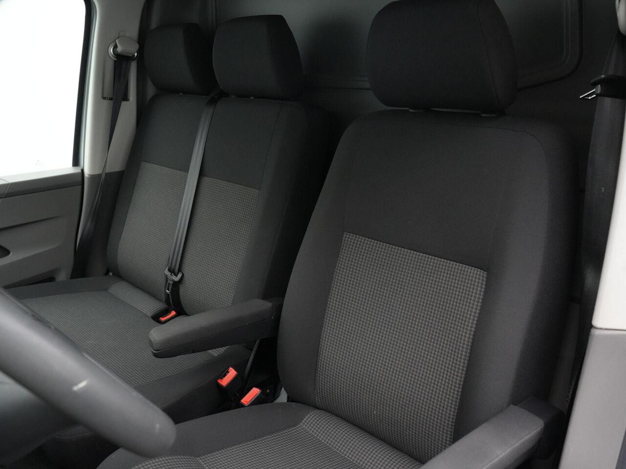 Volkswagen TRANSPORTER 2.0 TDI 90 pk Economy Business L1H1 | Trekhaak | Parkeersensoren achter | Carplay | Cruise Control