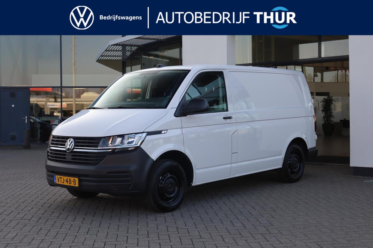 Volkswagen TRANSPORTER 2.0 TDI L1H1 26 Comfortline 90PK / 66kW, Executive plus pakket (Apple Carplay & Android Auto, navigatie discover pro, DAB+), bijrijdersbank, airco, achteruitrijcamera (rear view), achterdeuren zonder ruit, tussenwand, betonplex vloer, zijwand betimmering,