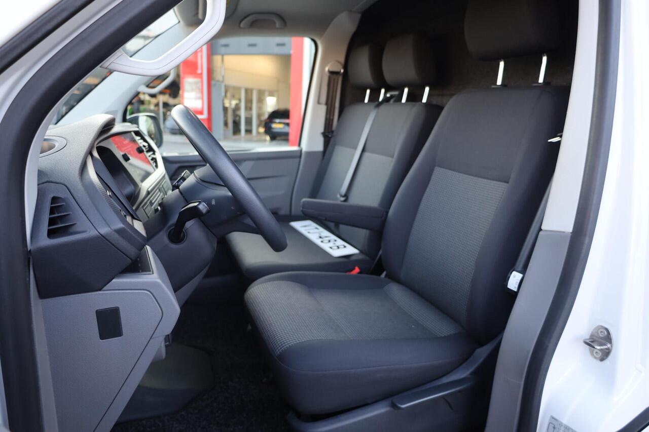 Volkswagen TRANSPORTER 2.0 TDI L1H1 26 Comfortline 90PK / 66kW, Executive plus pakket (Apple Carplay & Android Auto, navigatie discover pro, DAB+), bijrijdersbank, airco, achteruitrijcamera (rear view), achterdeuren zonder ruit, tussenwand, betonplex vloer, zijwand betimmering,