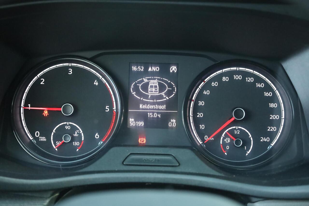 Volkswagen TRANSPORTER 2.0 TDI L1H1 26 Comfortline 90PK / 66kW, Executive plus pakket (Apple Carplay & Android Auto, navigatie discover pro, DAB+), bijrijdersbank, airco, achteruitrijcamera (rear view), achterdeuren zonder ruit, tussenwand, betonplex vloer, zijwand betimmering,