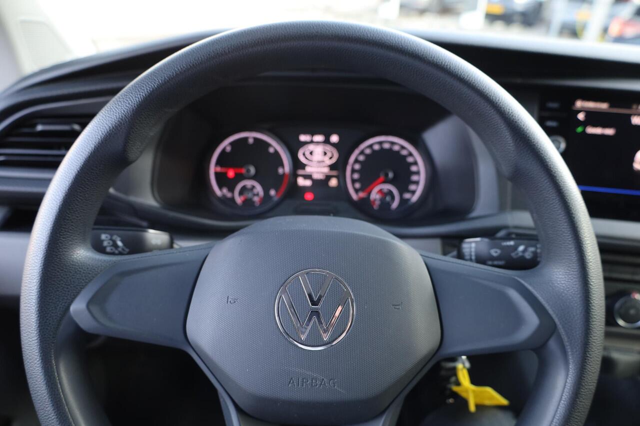 Volkswagen TRANSPORTER 2.0 TDI L1H1 26 Comfortline 90PK / 66kW, Executive plus pakket (Apple Carplay & Android Auto, navigatie discover pro, DAB+), bijrijdersbank, airco, achteruitrijcamera (rear view), achterdeuren zonder ruit, tussenwand, betonplex vloer, zijwand betimmering,