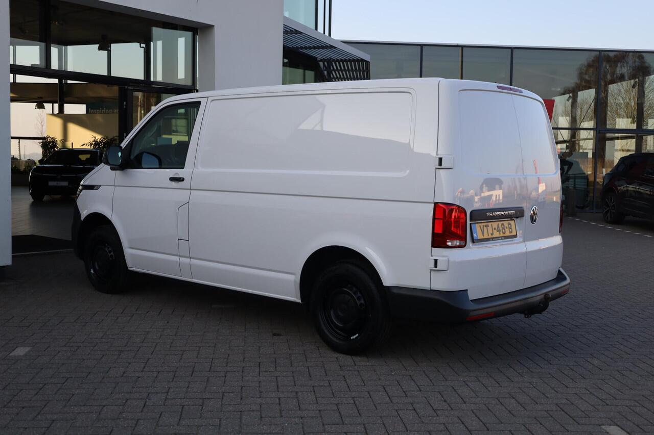 Volkswagen TRANSPORTER 2.0 TDI L1H1 26 Comfortline 90PK / 66kW, Executive plus pakket (Apple Carplay & Android Auto, navigatie discover pro, DAB+), bijrijdersbank, airco, achteruitrijcamera (rear view), achterdeuren zonder ruit, tussenwand, betonplex vloer, zijwand betimmering,