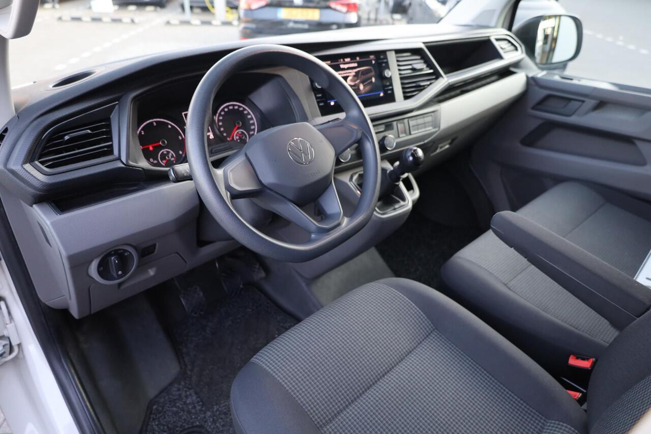 Volkswagen TRANSPORTER 2.0 TDI L1H1 26 Comfortline 90PK / 66kW, Executive plus pakket (Apple Carplay & Android Auto, navigatie discover pro, DAB+), bijrijdersbank, airco, achteruitrijcamera (rear view), achterdeuren zonder ruit, tussenwand, betonplex vloer, zijwand betimmering,