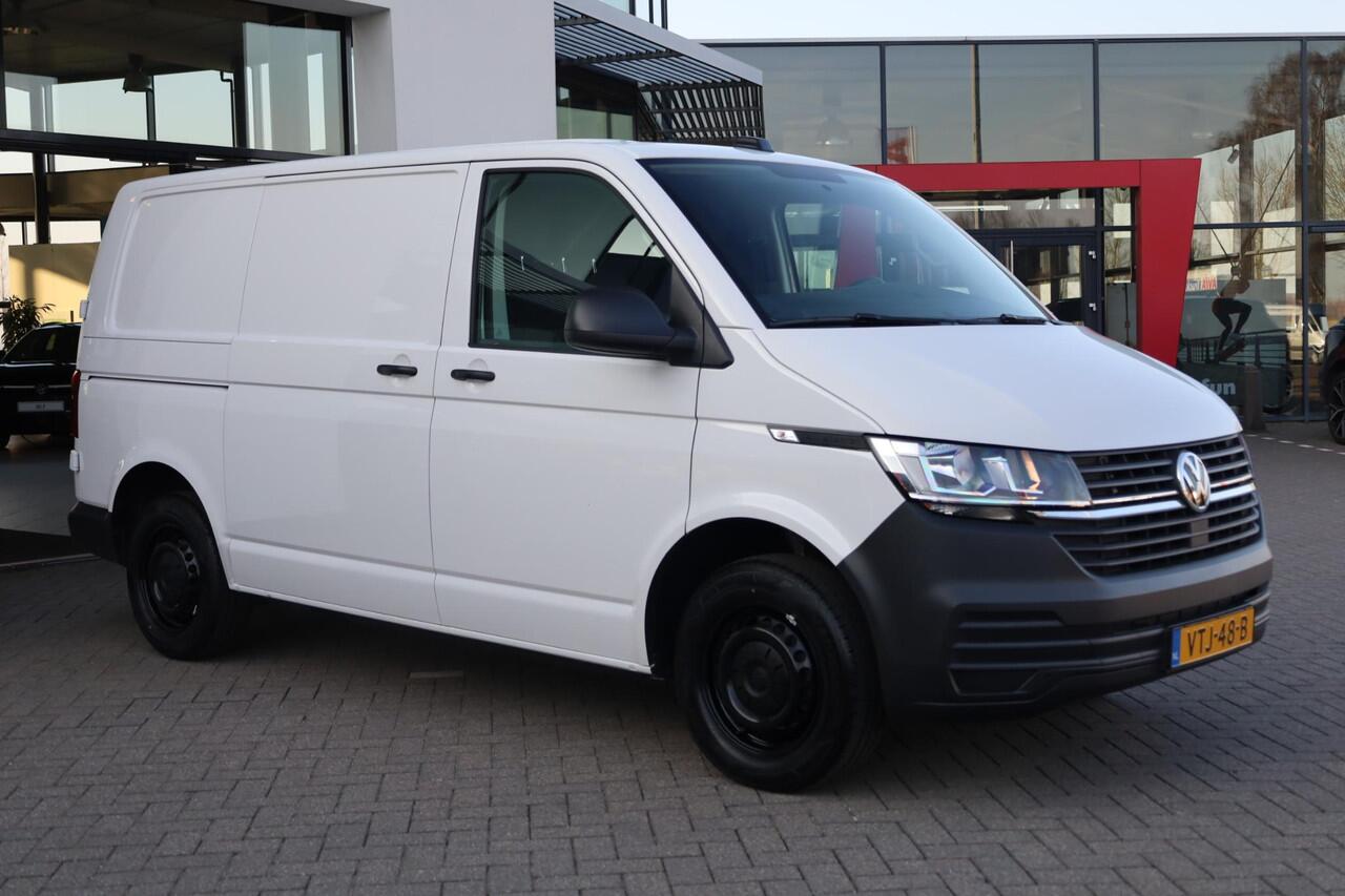 Volkswagen TRANSPORTER 2.0 TDI L1H1 26 Comfortline 90PK / 66kW, Executive plus pakket (Apple Carplay & Android Auto, navigatie discover pro, DAB+), bijrijdersbank, airco, achteruitrijcamera (rear view), achterdeuren zonder ruit, tussenwand, betonplex vloer, zijwand betimmering,