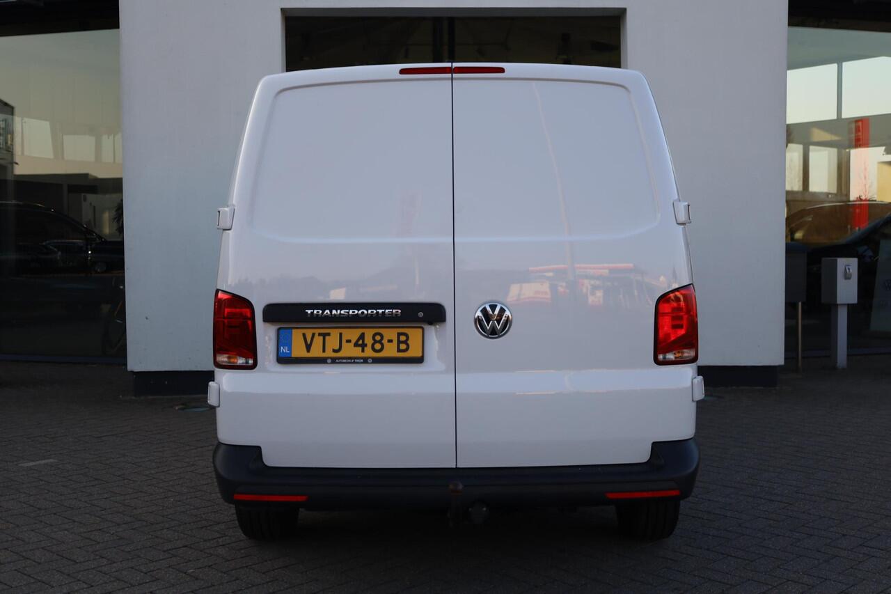 Volkswagen TRANSPORTER 2.0 TDI L1H1 26 Comfortline 90PK / 66kW, Executive plus pakket (Apple Carplay & Android Auto, navigatie discover pro, DAB+), bijrijdersbank, airco, achteruitrijcamera (rear view), achterdeuren zonder ruit, tussenwand, betonplex vloer, zijwand betimmering,