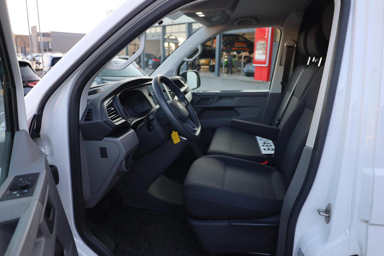 Volkswagen TRANSPORTER 2.0 TDI L1H1 26 Comfortline 90PK / 66kW, Executive plus pakket (Apple Carplay & Android Auto, navigatie discover pro, DAB+), bijrijdersbank, airco, achteruitrijcamera (rear view), achterdeuren zonder ruit, tussenwand, betonplex vloer, zijwand betimmering,