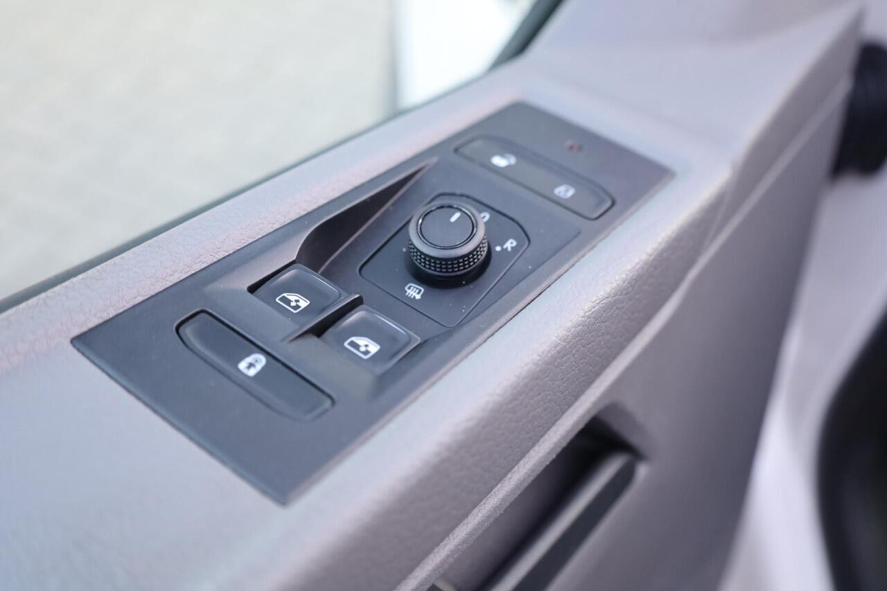 Volkswagen TRANSPORTER 2.0 TDI L1H1 26 Comfortline 90PK / 66kW, Executive plus pakket (Apple Carplay & Android Auto, navigatie discover pro, DAB+), bijrijdersbank, airco, achteruitrijcamera (rear view), achterdeuren zonder ruit, tussenwand, betonplex vloer, zijwand betimmering,