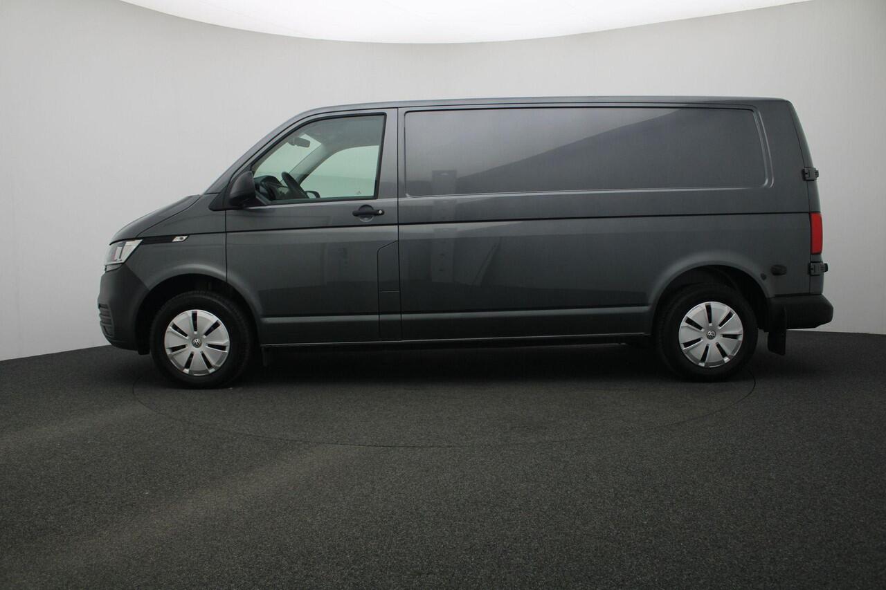 Volkswagen TRANSPORTER 2.0 TDI 150 pk DSG L2H1 28 | Trekhaak | 3-zits | Navigatie | Adaptive Cruise