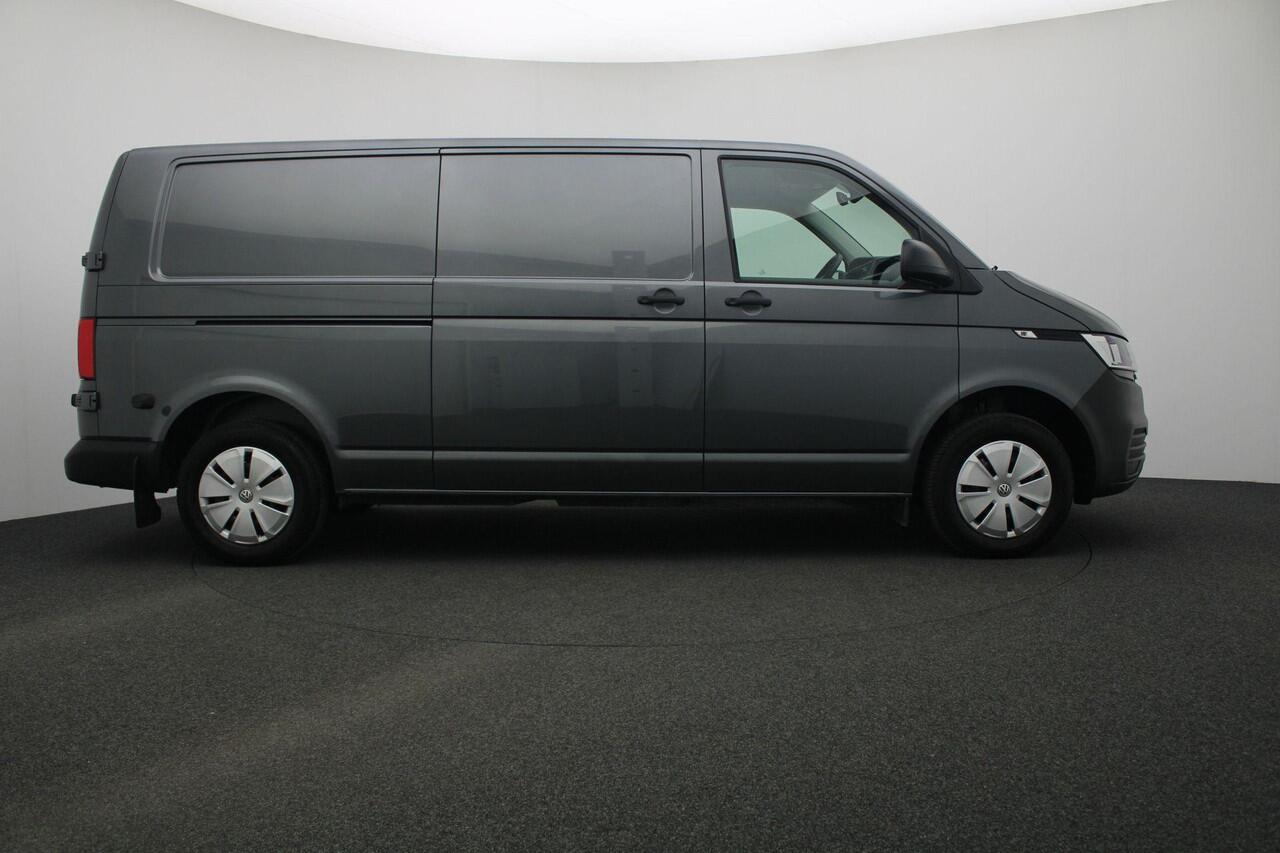 Volkswagen TRANSPORTER 2.0 TDI 150 pk DSG L2H1 28 | Trekhaak | 3-zits | Navigatie | Adaptive Cruise