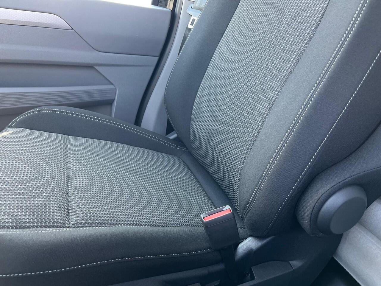 Volkswagen TRANSPORTER Bedrijfswagens Bulli L1 2.0 TDI 110 kW 150 pk 8 versn. Auto | BPM vrij | Exterieurpakket met bumpers, grille, spiegels en handgrepen in carrosseriekleur | Achterdeuren zonder ruit | Diefstalalarmsysteem met interieurbeveiliging, noodsirene en wegsleepbeve