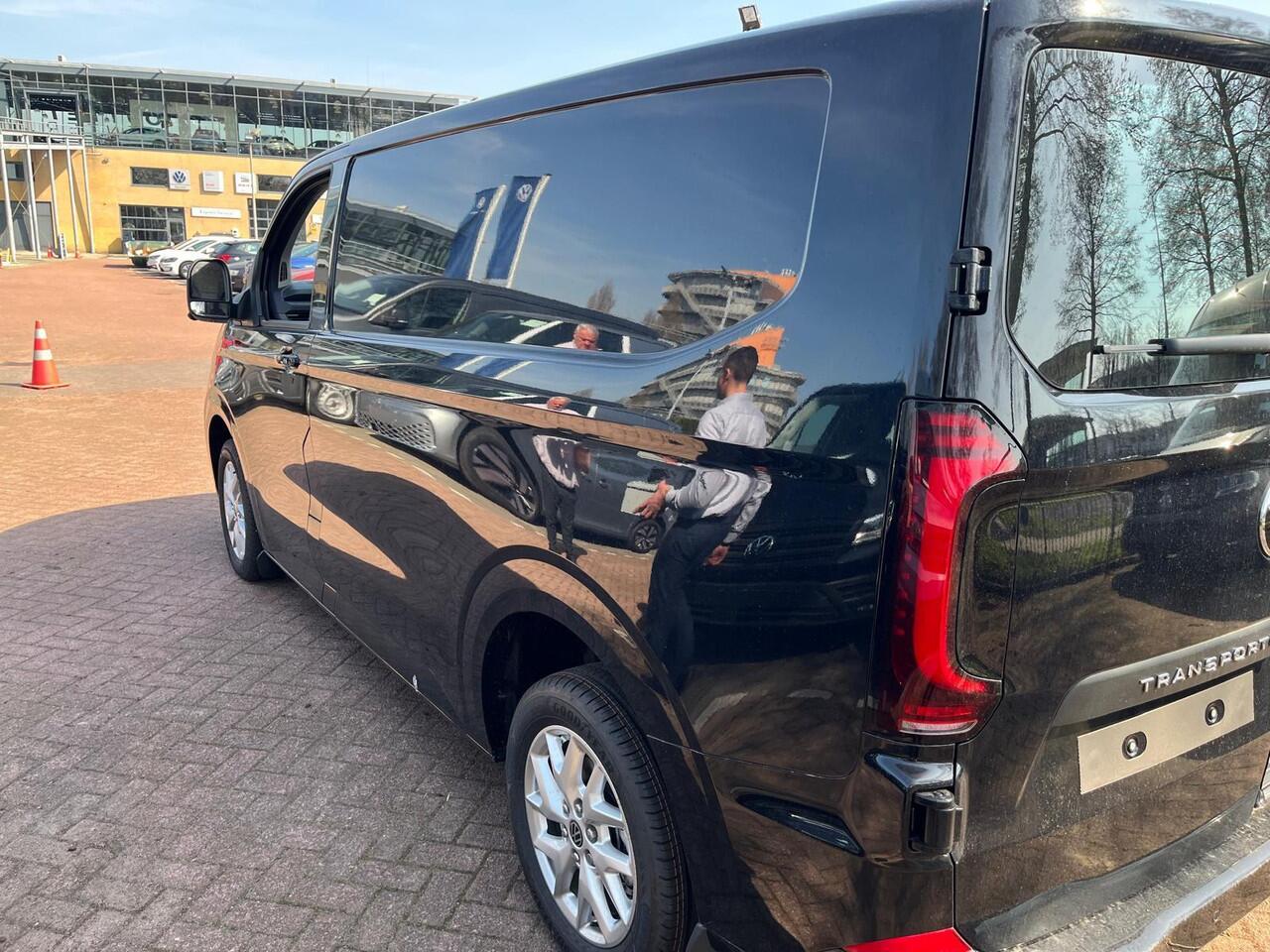 Volkswagen TRANSPORTER Bedrijfswagens Bulli L1 2.0 TDI 110 kW 150 pk 8 versn. Auto | BPM vrij | Exterieurpakket met bumpers, grille, spiegels en handgrepen in carrosseriekleur | Achterdeuren zonder ruit | Diefstalalarmsysteem met interieurbeveiliging, noodsirene en wegsleepbeve