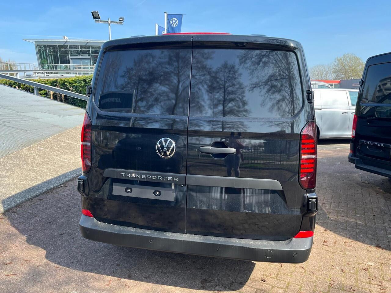 Volkswagen TRANSPORTER Bedrijfswagens Life L2 2.0 TDI EU6 150 pk 110 kW 6 versn. hand | BPM vrij | Bestuurdersassistentiepakket plus | Exterieurpakket met radiatorgrille in carrosseriekleur | Trekhaakvoorbereiding |