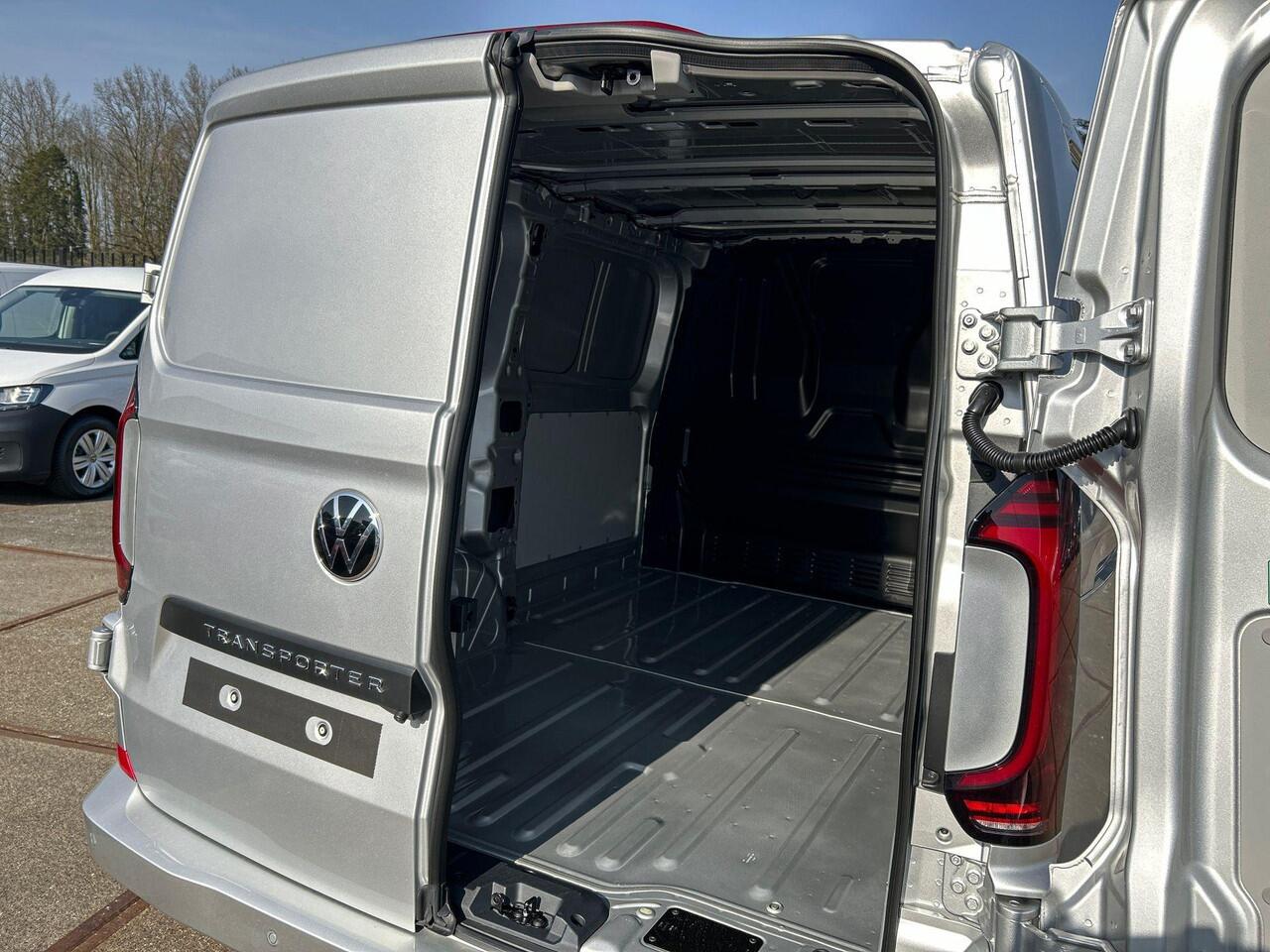Volkswagen TRANSPORTER Bedrijfswagens Bulli L1 2.0 TDI EU6 125 kW 170 pk 8 versn. Auto | BPM vrij | Brandstoftank met vergrote inhoud, 70 ipv 55 liter | Parkeersensoren voor en achter met manoeuvreerrem (Park Distance Control) |