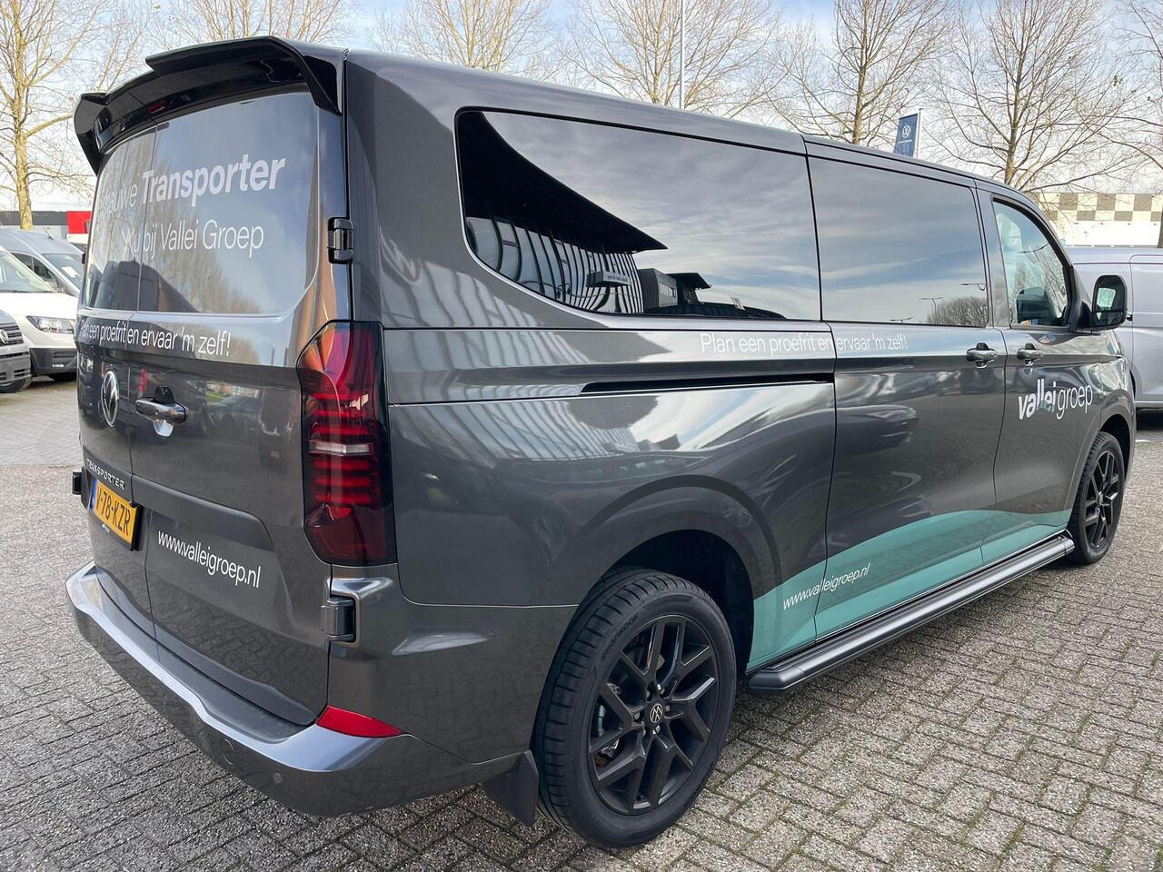 Volkswagen TRANSPORTER 2.0 TDI L2H1 30 Style | LED koplampen | Navigatie | 19 inch lm velgen | Achterdeurspoiler | Dichte achterdeuren | Sidestepszwart | Volledige betimmering laadruimte | Glaslook panelen