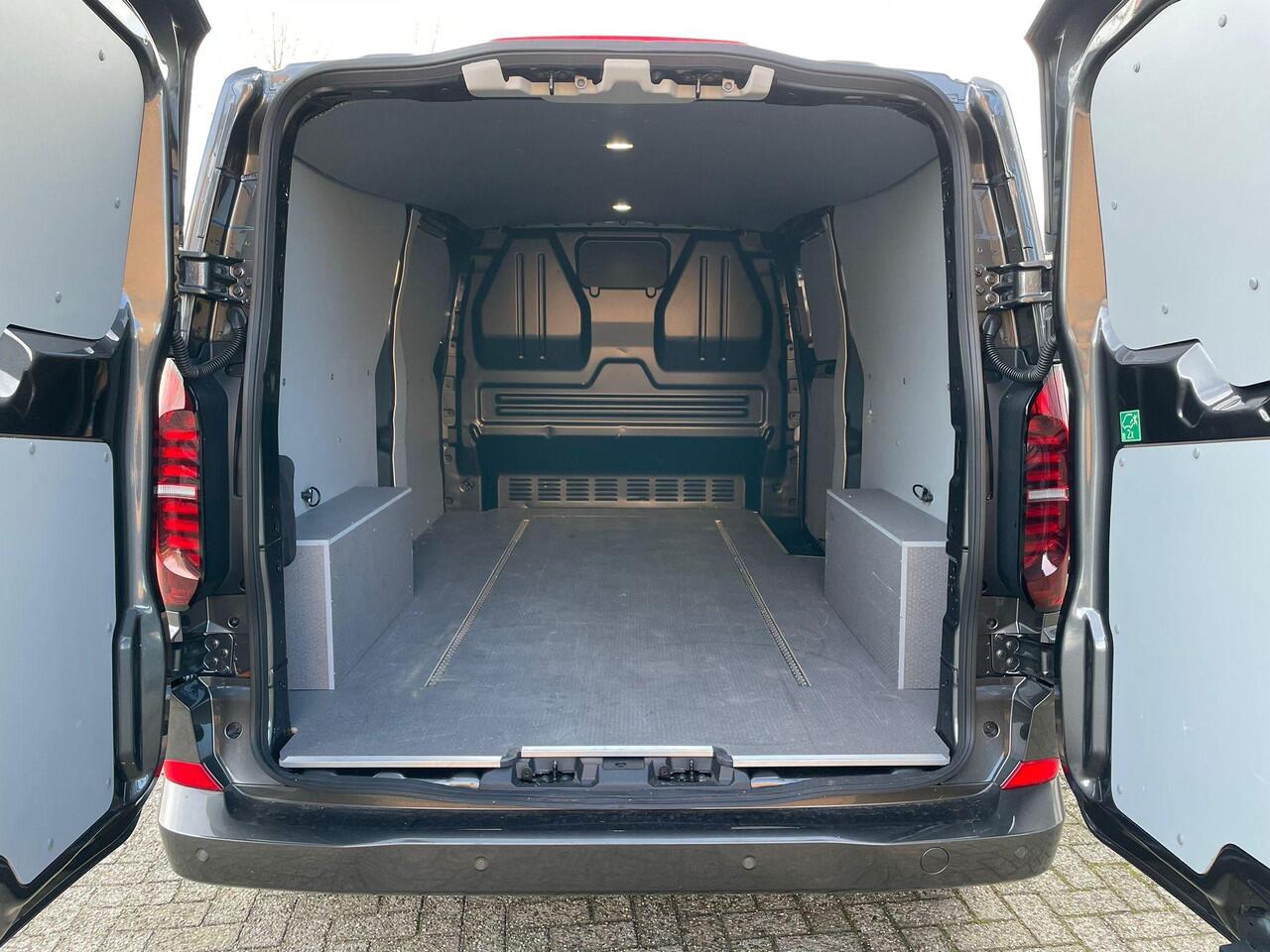Volkswagen TRANSPORTER 2.0 TDI L2H1 30 Style | LED koplampen | Navigatie | 19 inch lm velgen | Achterdeurspoiler | Dichte achterdeuren | Sidestepszwart | Volledige betimmering laadruimte | Glaslook panelen