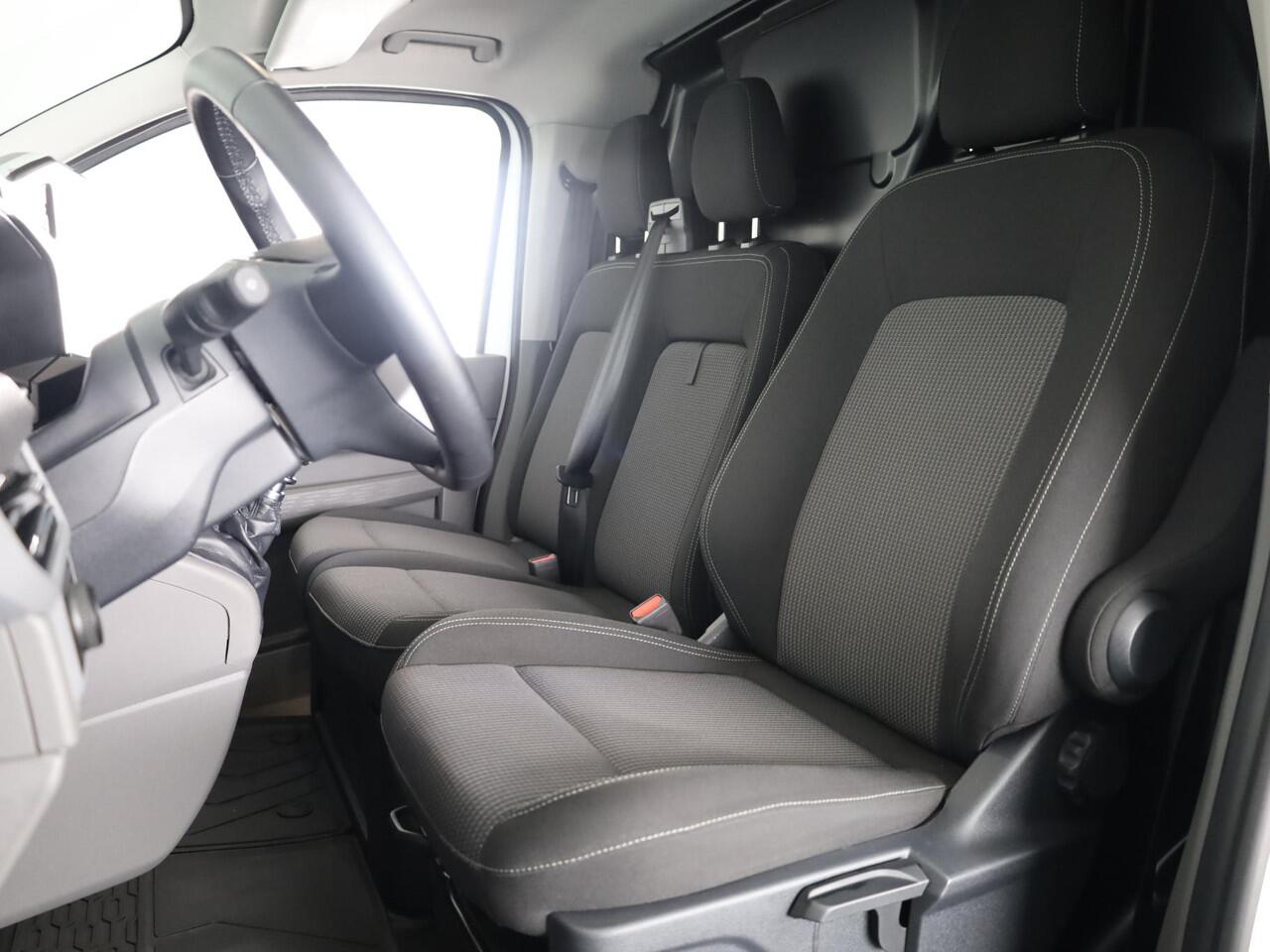 Volkswagen TRANSPORTER 2.0 TDI L2H1 30 Life | 110 PK Hand | Styling pakket | Camera | App Connect | Trekhaak |