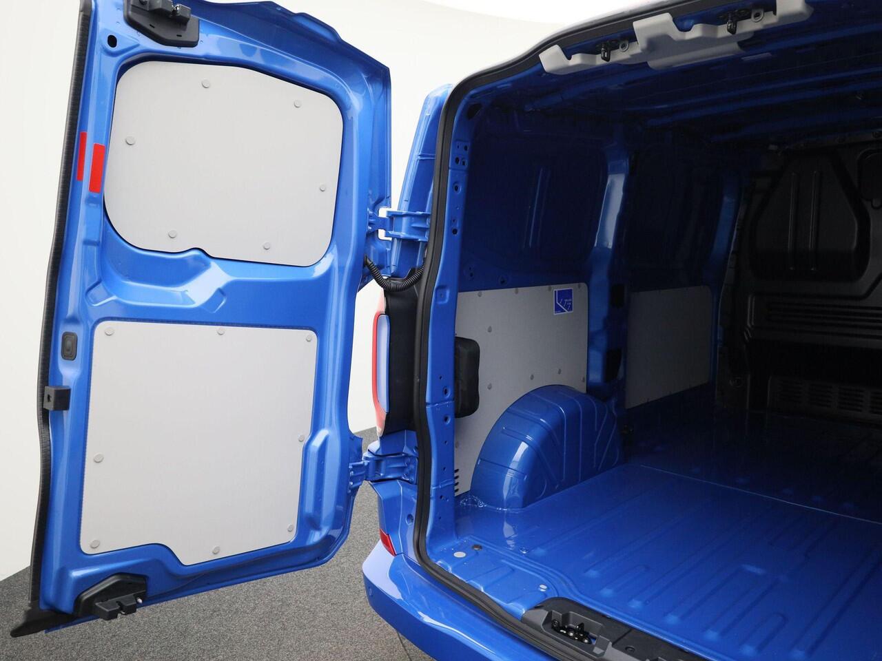 Volkswagen TRANSPORTER 2.0 TDI 170pk DSG Bulli L1 · Camera · Alarm · Apple/Android Car Play · Navigatie · P-Sensoren · Trekhaakvoorbereiding · Garantie t/m 26-12-2028 of 100.000km