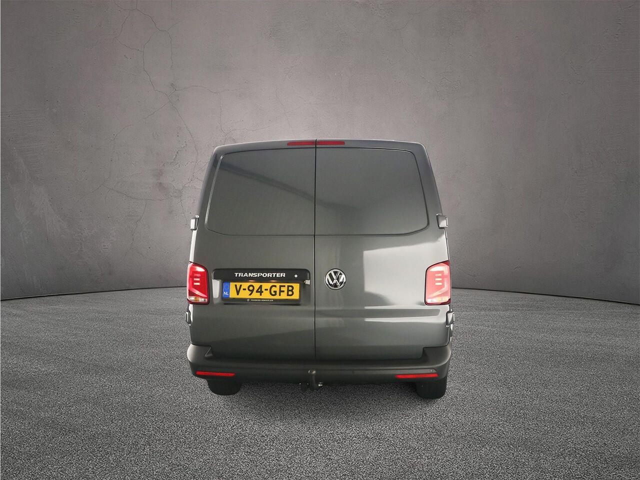 Volkswagen TRANSPORTER 2.0 TDI 110pk L2 Dubbele Cabine | 6-zitplaatsen | Betimmering | Trekhaak | Navigatie (Apple carplay / Android Auto)