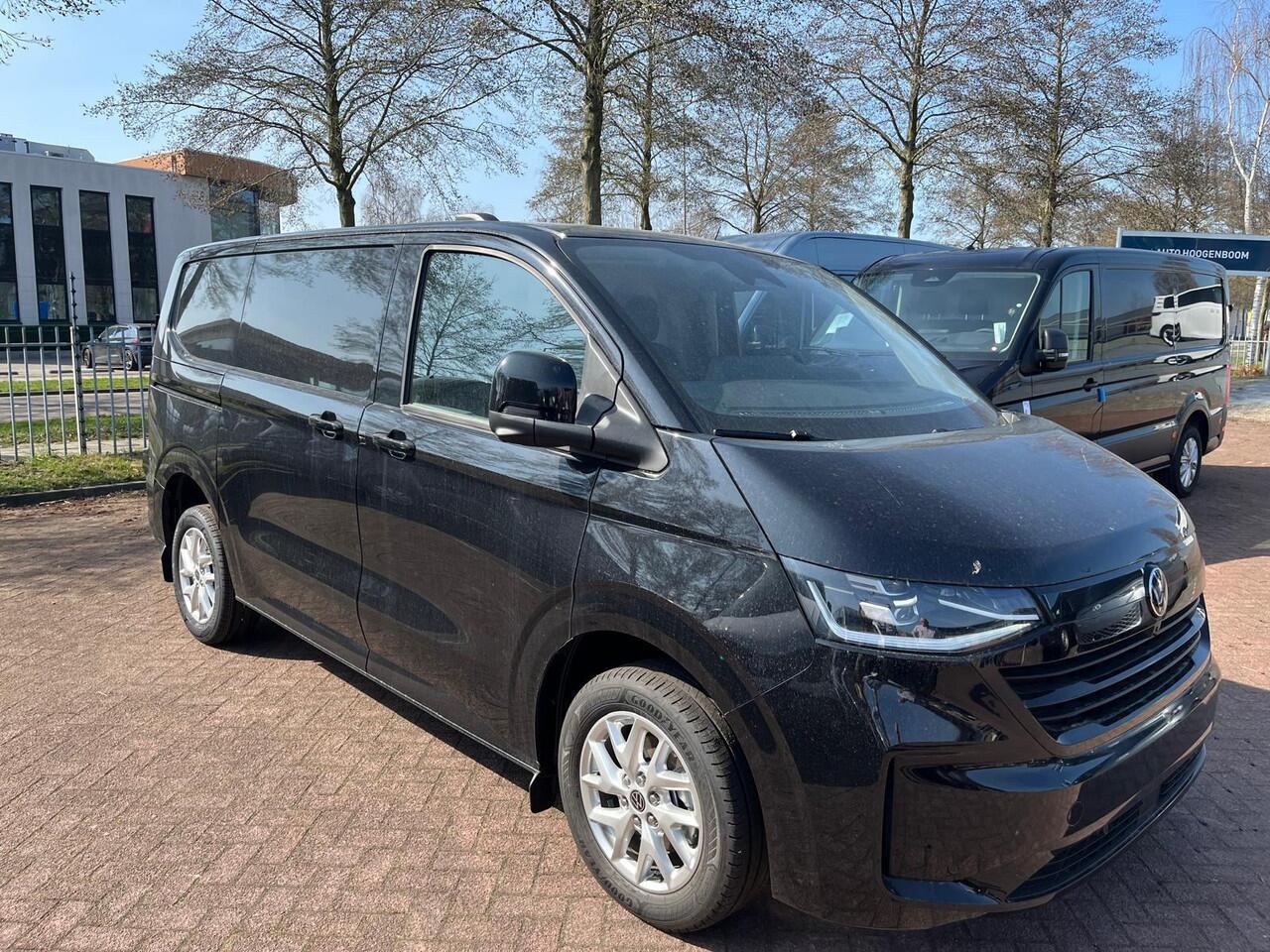 Volkswagen TRANSPORTER Bedrijfswagens Bulli L1 2.0 TDI 110 kW 150 pk 8 versn. Auto | BPM vrij | Exterieurpakket met bumpers, grille, spiegels en handgrepen in carrosseriekleur | Achterdeuren zonder ruit | Diefstalalarmsysteem met interieurbeveiliging, noodsirene en wegsleepbeve