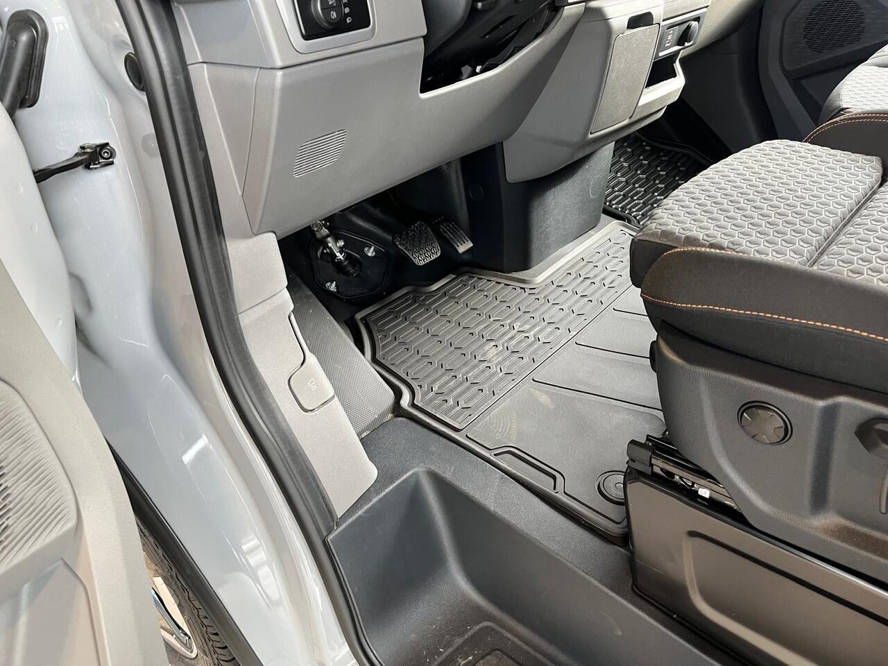 Volkswagen TRANSPORTER Bedrijfswagens PanAmericana L2 2.0 TDI EU6 170 pk 8 versn. auto | 3 neerklapbare dakrails | Achterdeuren zonder ruit | Diefstalalarmsysteem met interieurbeveiliging, noodsirene en wegsleepbeveiliging | Voorruit van gelaagd glas, warmtewerend, isolerend en