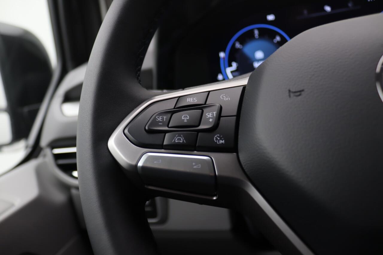 Volkswagen TRANSPORTER 2.0 TDI L2H1 30 Style Automaat | Trekhaak | ACC | LED | 17"