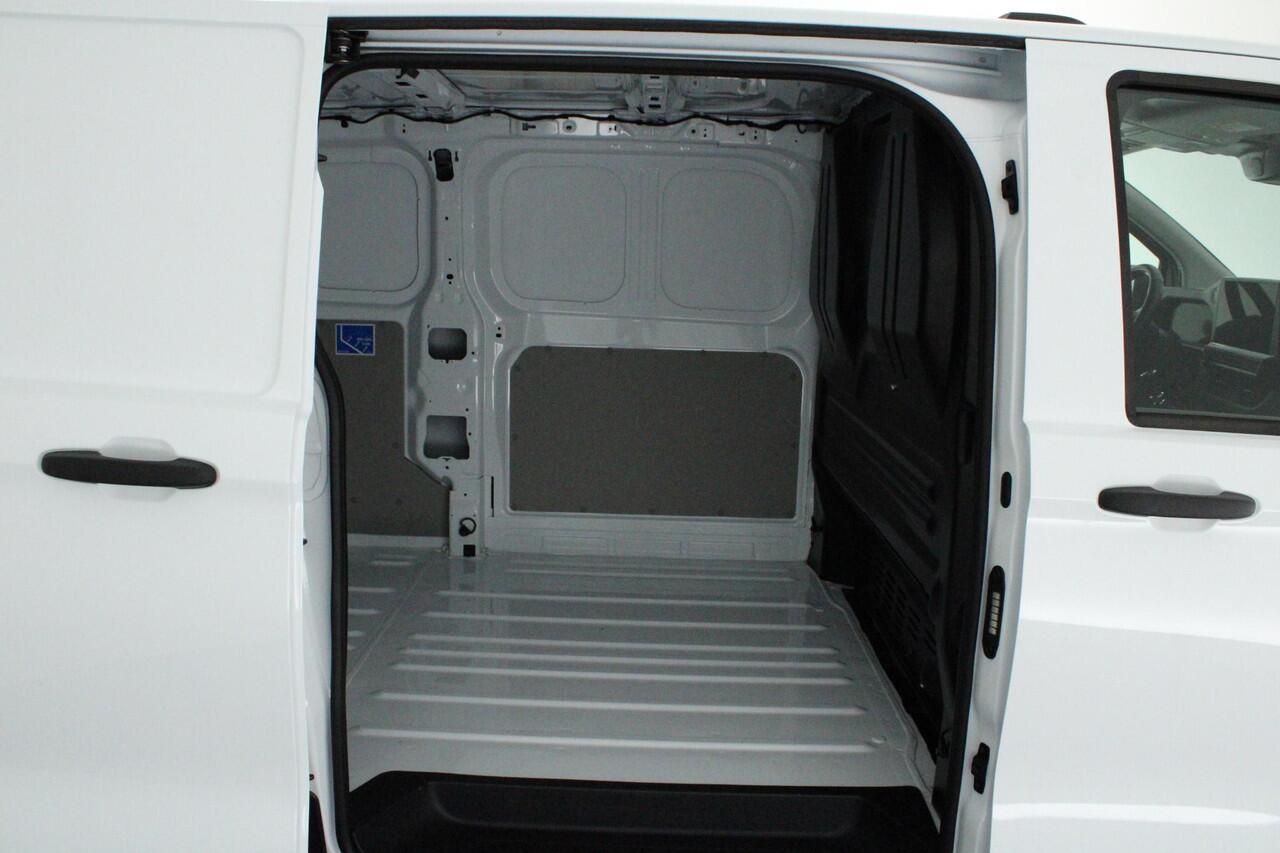 Volkswagen TRANSPORTER T7 2.0 TDI 110pk L2H1 Life Incl. BPM! Parkeersensoren Carplay Bijrijdersbank
