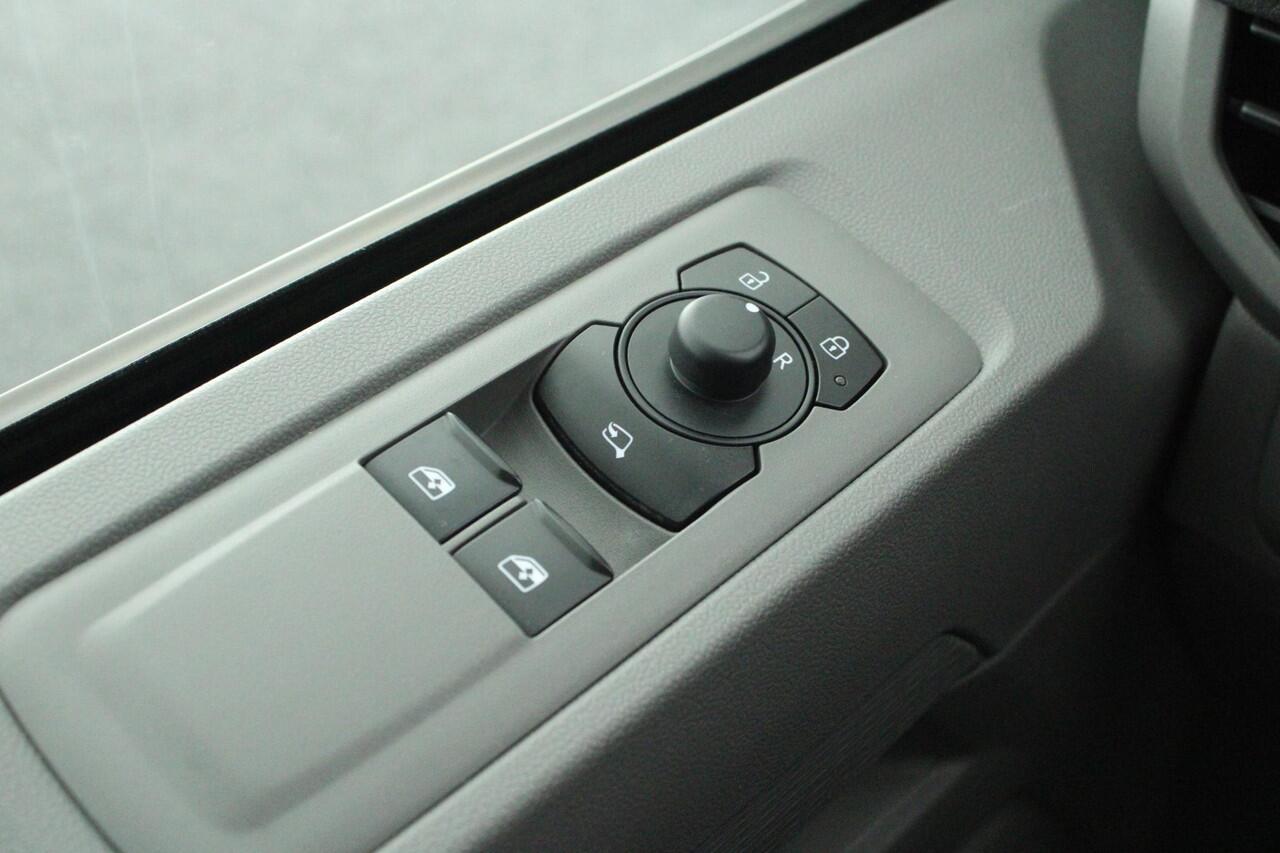 Volkswagen TRANSPORTER T7 2.0 TDI 110pk L2H1 Life Incl. BPM! Parkeersensoren Carplay Bijrijdersbank