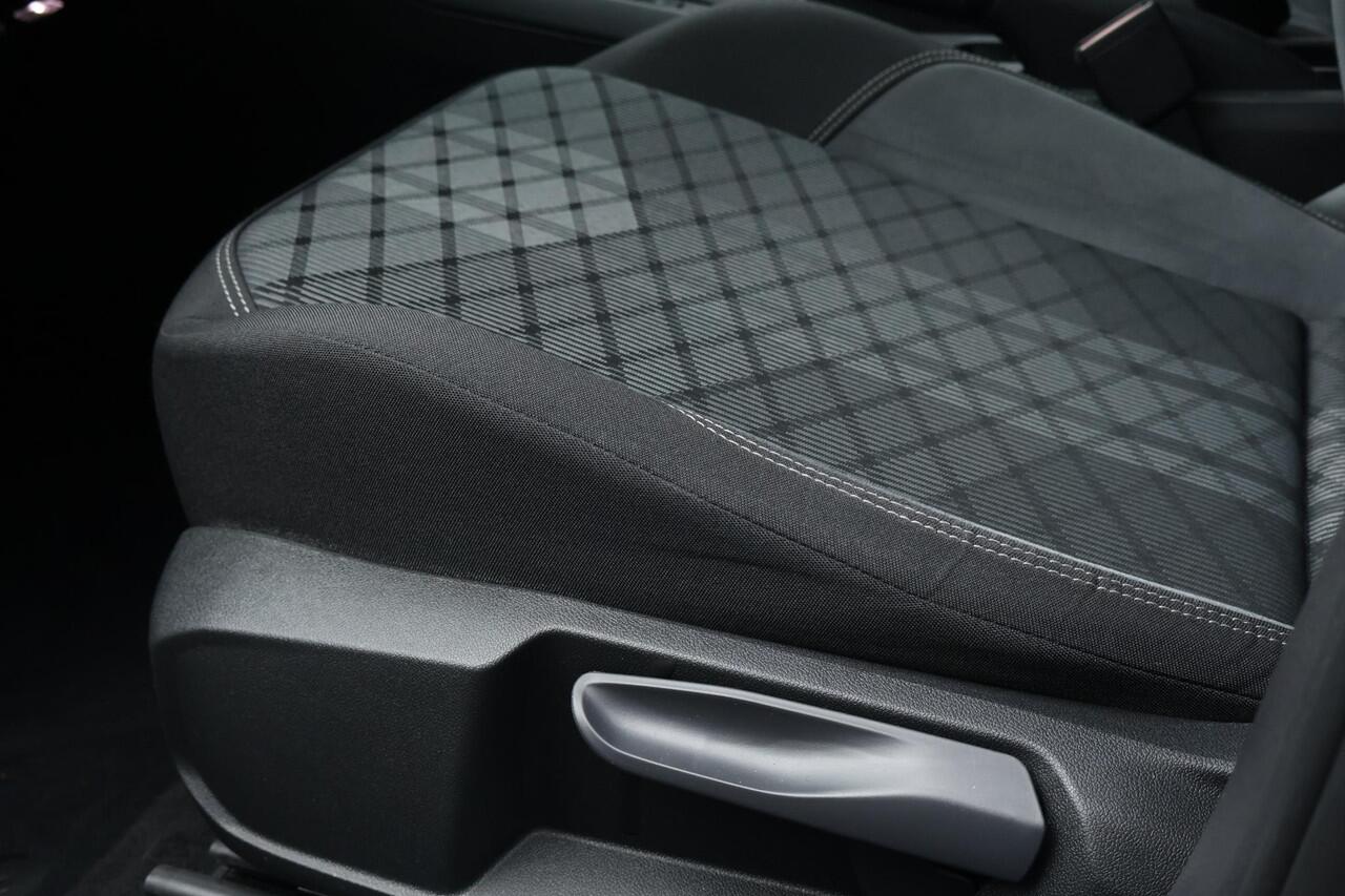 Volkswagen Taigo 1.5 TSI R-Line / Panorama / IQ.Light / Keyless