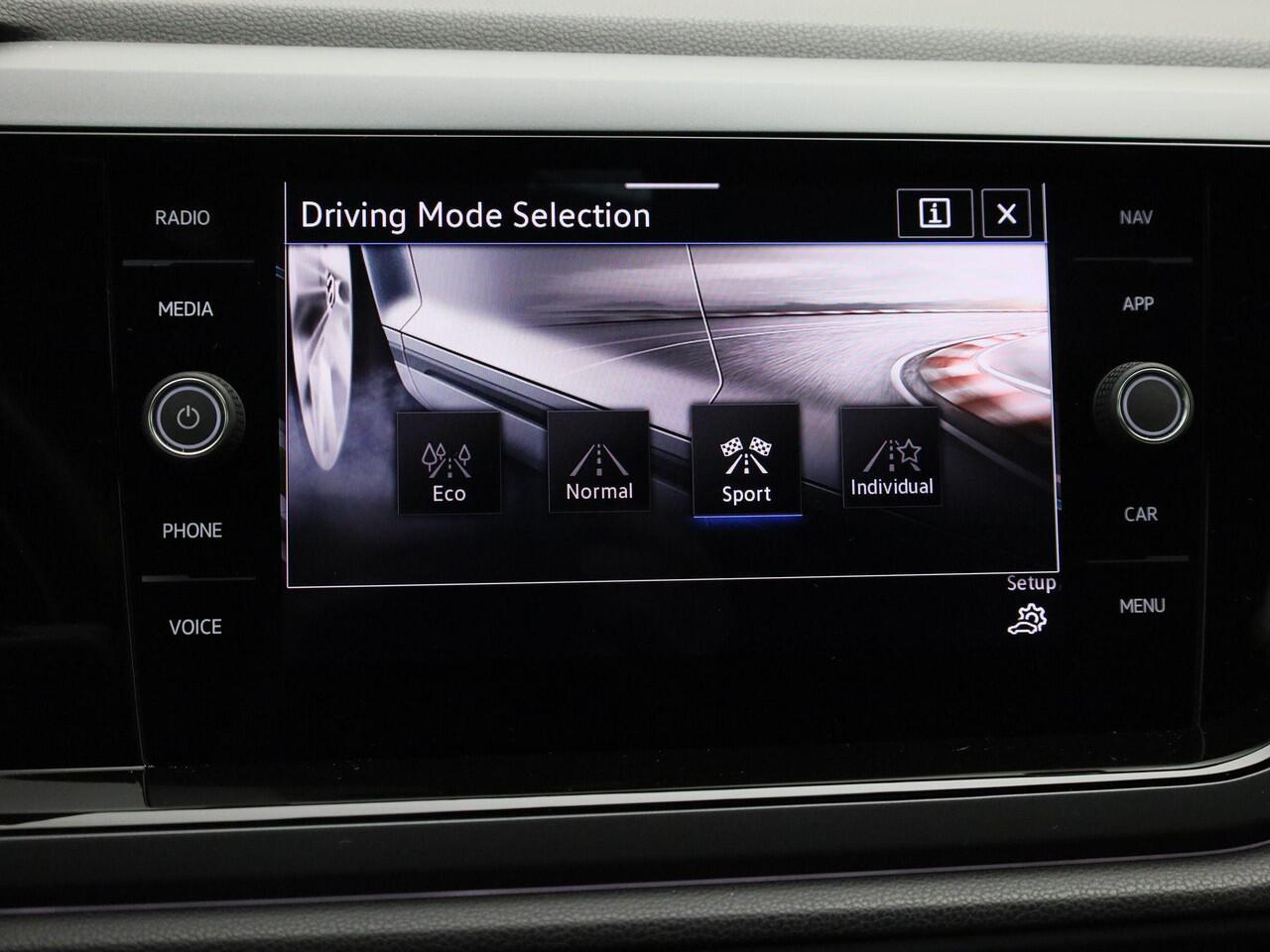 Volkswagen Taigo 1.0TSI/110PK R-Line DSG · Apple/Android Car Play · Stoelverwarming · Parkeersensoren