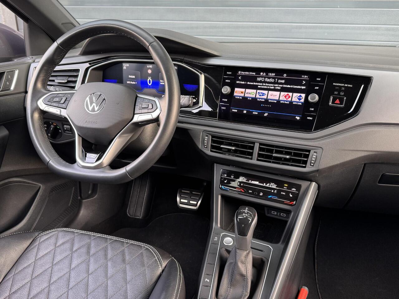 Volkswagen Taigo 1.0 TSI R-LINE I AUTOMAAT I LEDEREN BEKLEDING I P-CAMERA I APPLE CARPLAY I STOELVERWARMING