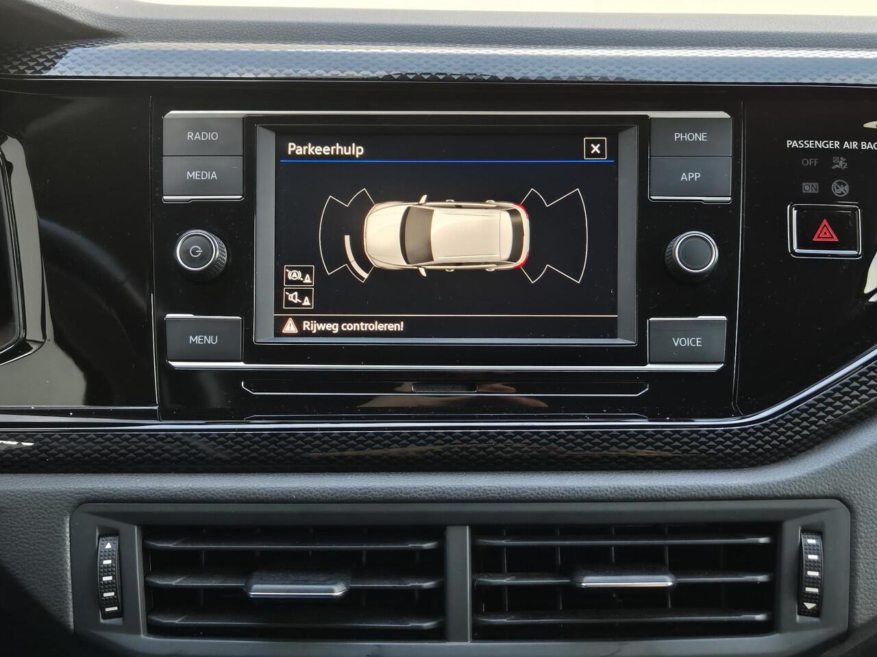 Volkswagen Taigo 1.0 TSI Life Business Automaat / Navigatie via Apple Carplay of Android Auto / Climate control / Adaptief CC / Parkeersensoren voor en achter / Lichtmetalen wielen 16" / DAB radio /