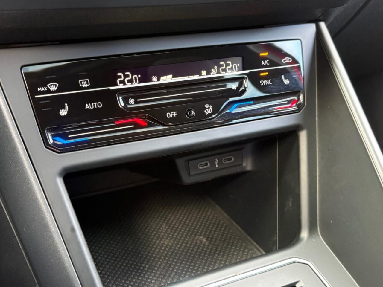 Volkswagen Taigo 1.0 TSI AUT. R-LINE PANO-DAK IQ-LIGHT NAVI CARPLAY DIGITALE SCHERM AIRCO LMV P