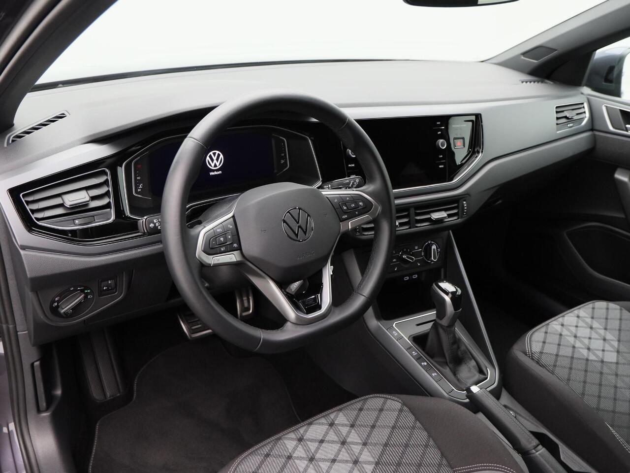 Volkswagen Taigo 1.0 TSi 110 Pk Automaat R-Line | Adaptive Cruise | Trekhaak | Stoelverwarming | Camera | LED | Digitale Cockpit | Airco | Sensoren | Privacy Glass | 17 Inch | 14.039 Km!!