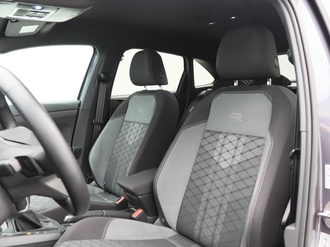 Volkswagen Taigo 1.0 TSi 110 Pk Automaat R-Line | Adaptive Cruise | Trekhaak | Stoelverwarming | Camera | LED | Digitale Cockpit | Airco | Sensoren | Privacy Glass | 17 Inch | 14.039 Km!!