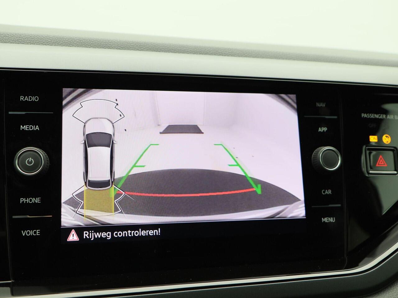 Volkswagen Taigo 1.0 TSi 110 Pk Automaat R-Line | Airco | Trekhaak | Stoelverwarming | Camera | 17 Inch | Privacy Glass | 17.204 Km!!