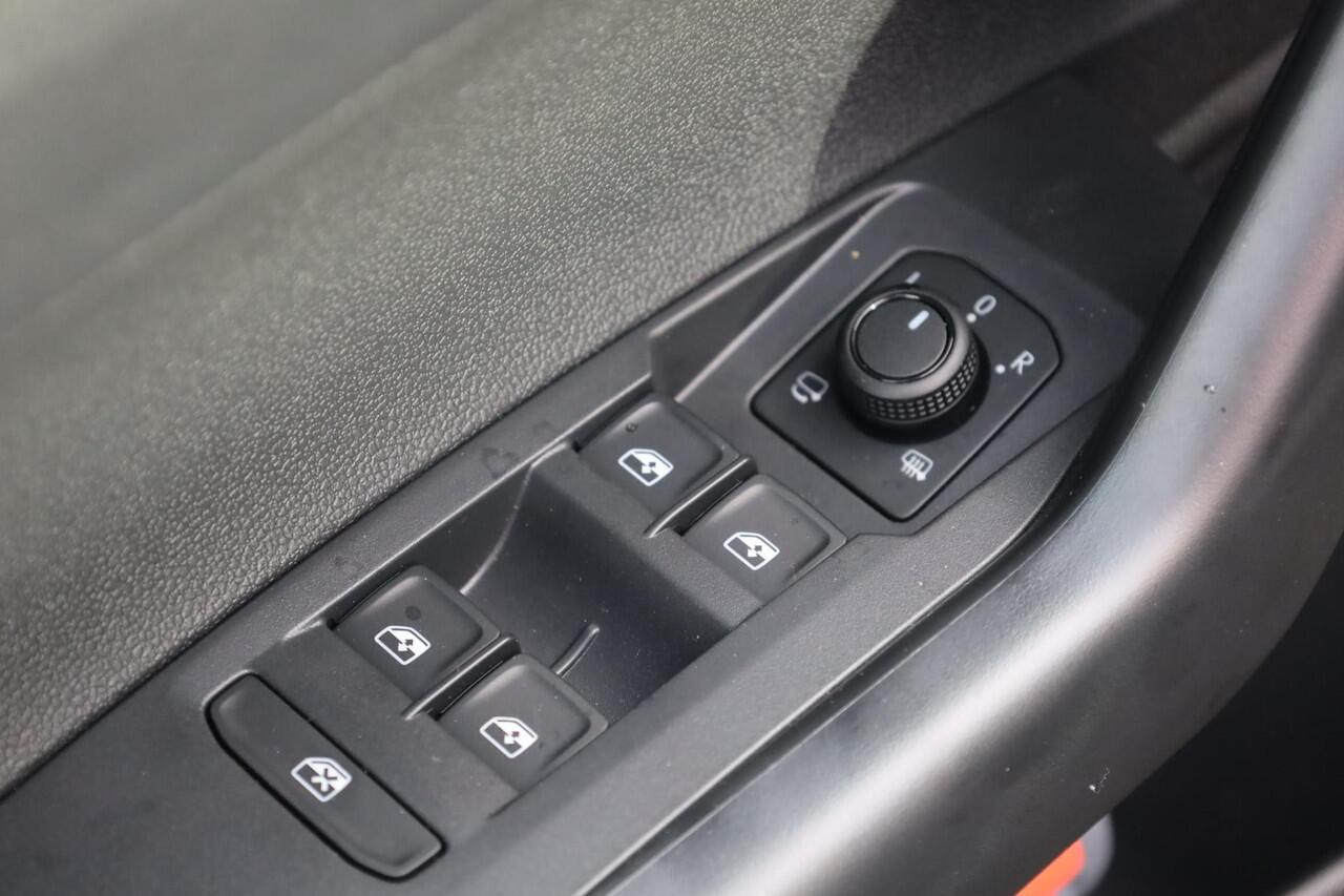 Volkswagen Taigo 1.0 TSI Life Edition 95PK / 70kW Achteruitrijcamera, Apple Carplay & Android Auto, verwarmbare voorstoelen, Keyless Entry & Start, parkeersensoren voor + achter, adaptive cruise control, 2-zone Climatronic airconditioning, buitenspiegels elektrisch instel