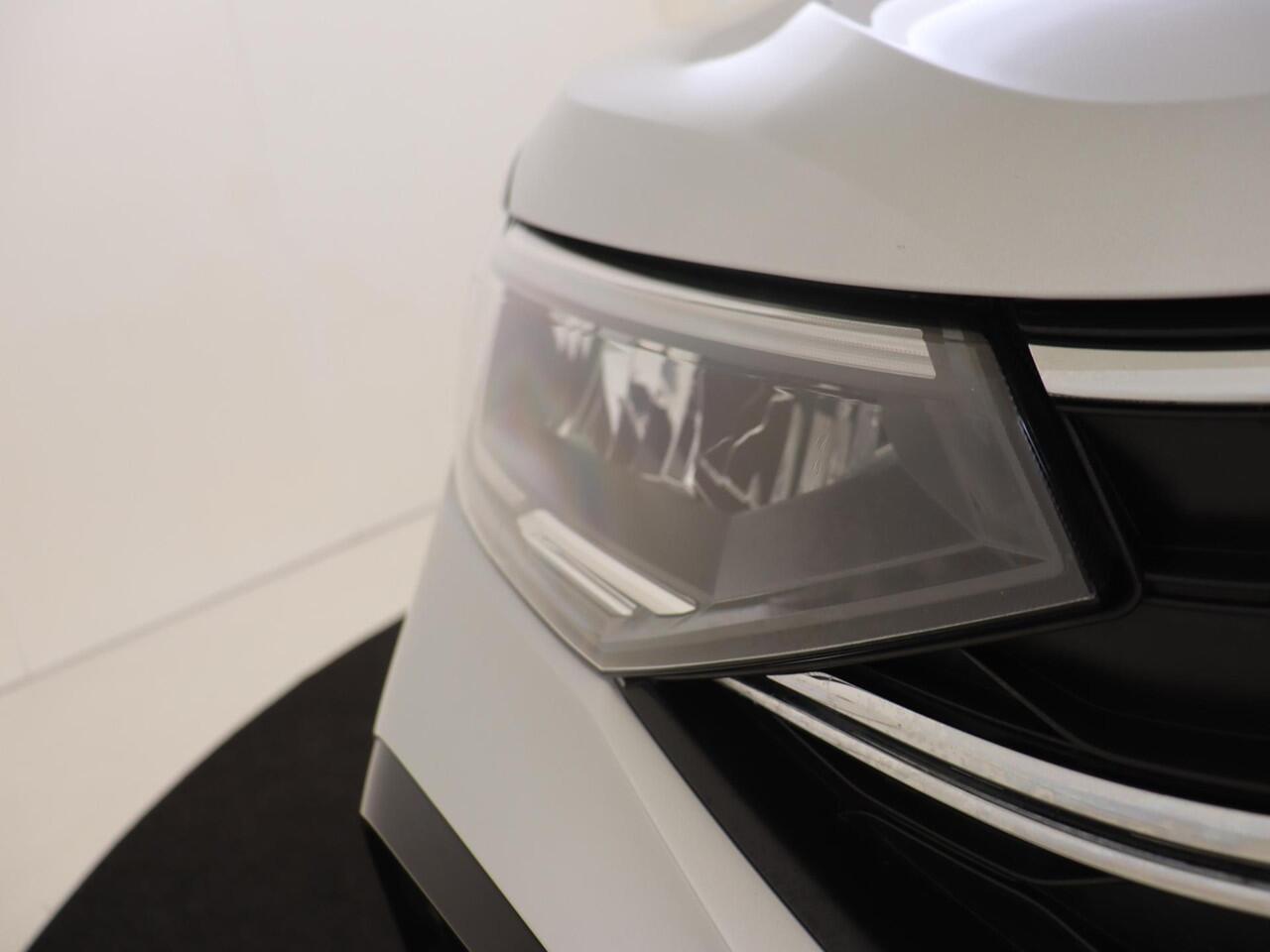 Volkswagen Taigo 1.0 TSI R-Line | Panoramadak | Digital cockpit Pro | Adaptieve cruise control | CarPlay | Parkeersensoren | Draadloze telefoonlader | Elektrisch inklapbare buitenspiegels |