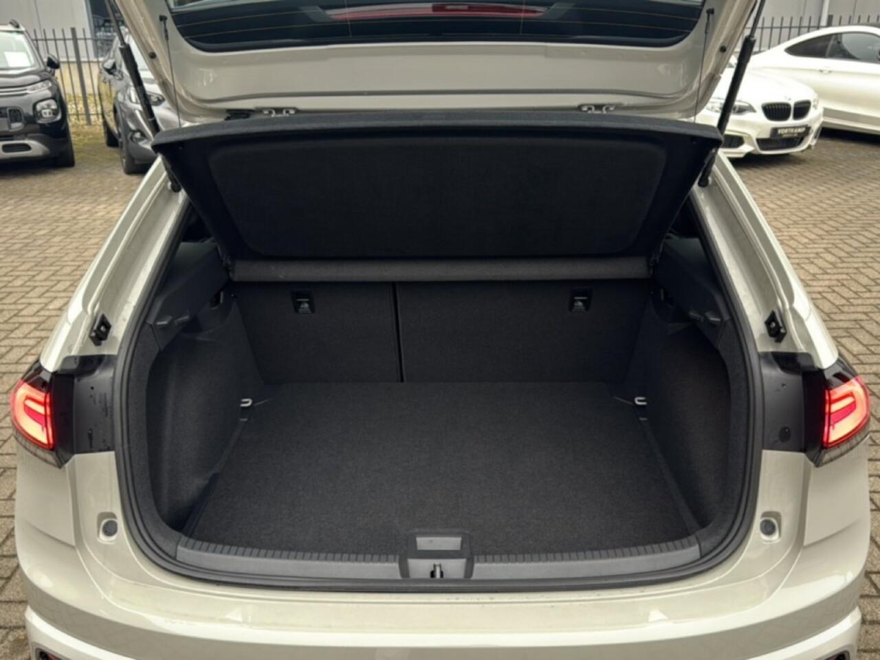 Volkswagen Taigo 1.5 TSI DSG R-LINE AFN.TREKHAAK/ACC/CAMERA/IQ-LIGHTS