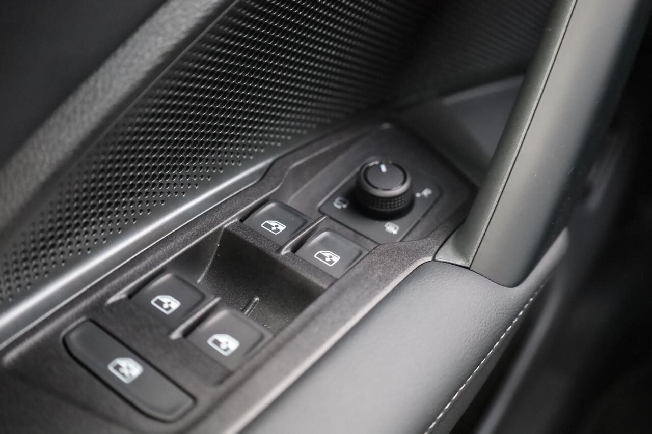 Volkswagen Tayron 1.5 eHybrid Life Edition 204PK / 150kW Achteruitrijcamera, verwarmbare voorstoelen + stuurwiel, Apple Carplay & Android Auto, navigatie, dodehoekdetectie (Side Assist), Keyless Entry & Start, full LED koplmapen, trekhaak incl. aanhanger manouvreerhulp (Tr