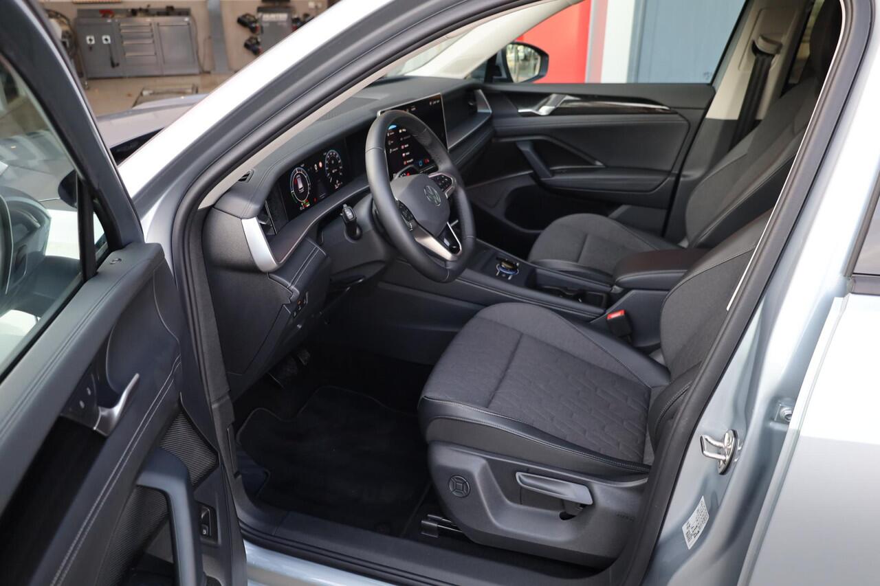 Volkswagen Tayron 1.5 eHybrid Life Edition 150KW/204PK, Snelladen 40KW mogelijk, 60 mnd 100.000km garantie, 18" LMV All season, wegklapbare trekhaak, stoelverwarming, DCC, adaptief onderstel, privacy glas, chrome dakrail, camera, side assist, ACC 3 zone climatronic, park a