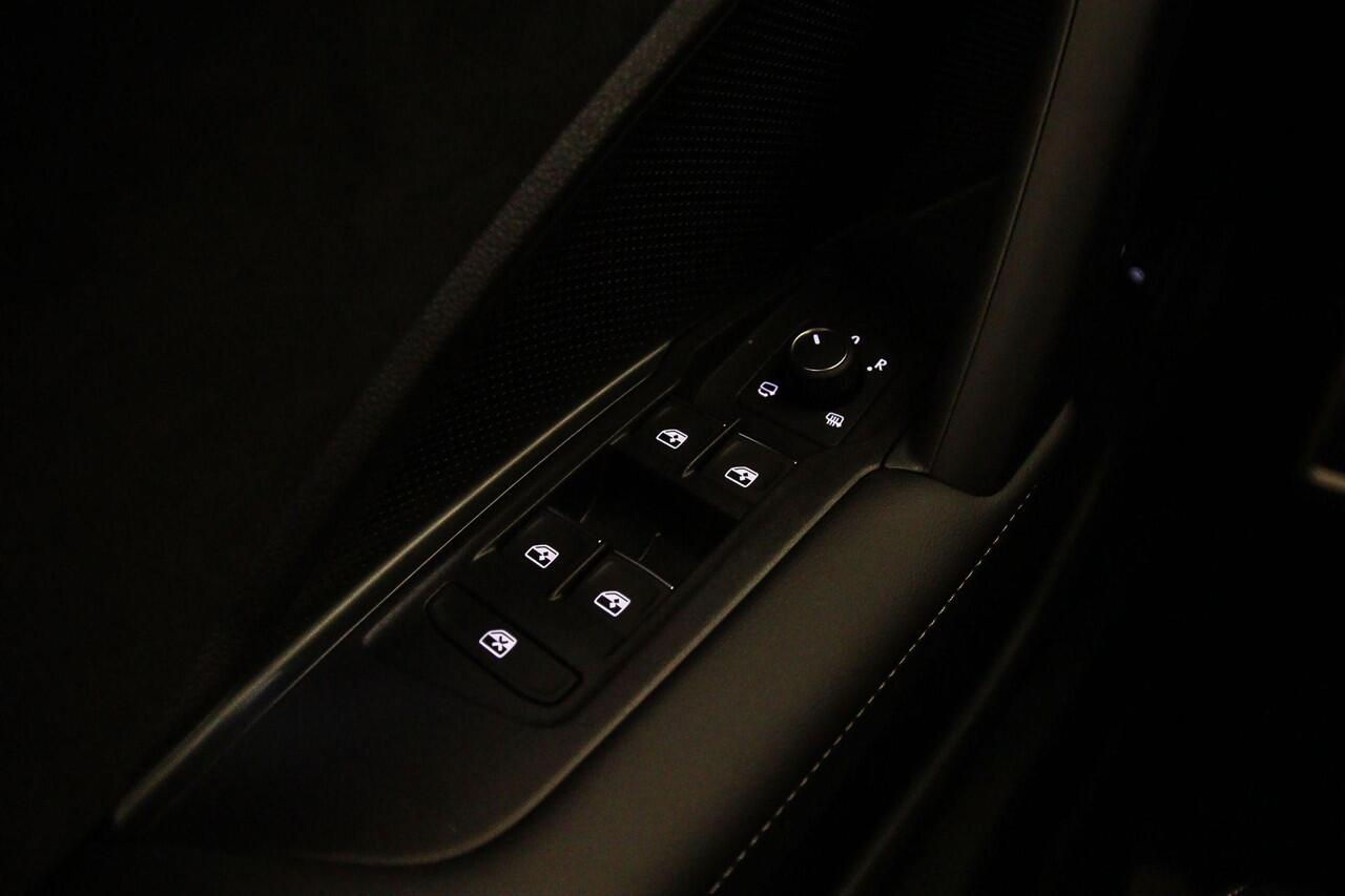 Volkswagen Tayron 1.5 eHybrid R-Line Edition 272pk DSG Automaat, Panoramadak, Rondomzicht camera, Trekhaak, Black style, Elektrische achterklep, Navigatie, App connect