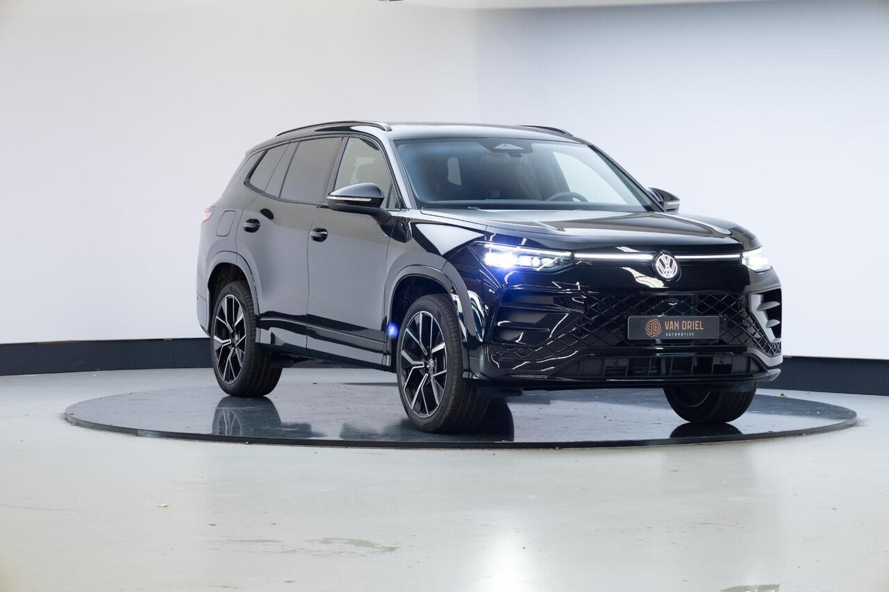 Volkswagen Tayron 1.5 eHybrid R-Line Edition | Black Style | Trekhaak | Panoramadak | 20 inch |