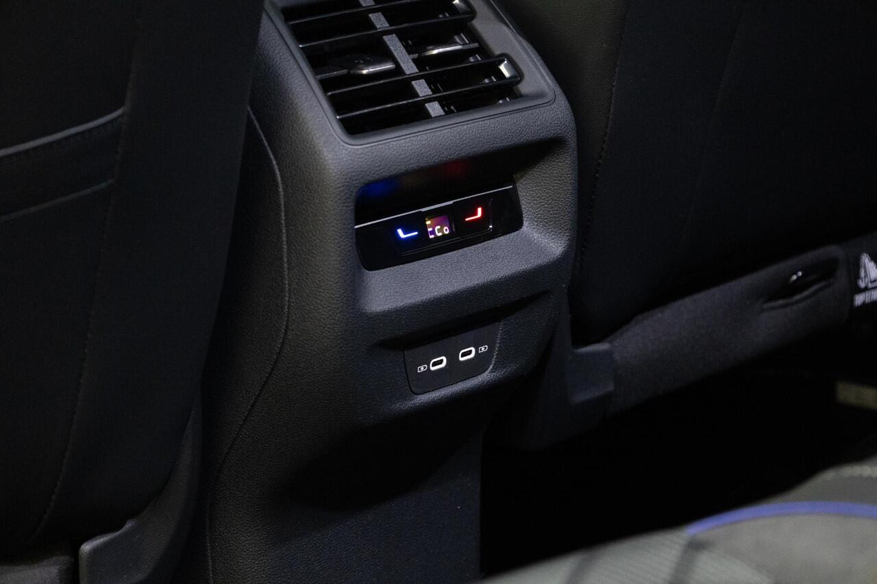 Volkswagen Tayron 1.5 eHybrid R-Line Edition | Black Style | Trekhaak | Panoramadak | 20 inch |