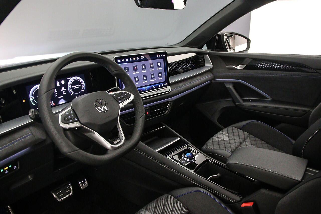 Volkswagen Tayron R-Line Edition 1.5 TSI eHybrid 272pk DSG Automaat Trekhaak, Panoramadak, Adaptive cruise control, Elektrische achterklep, Achteruitrijcamera