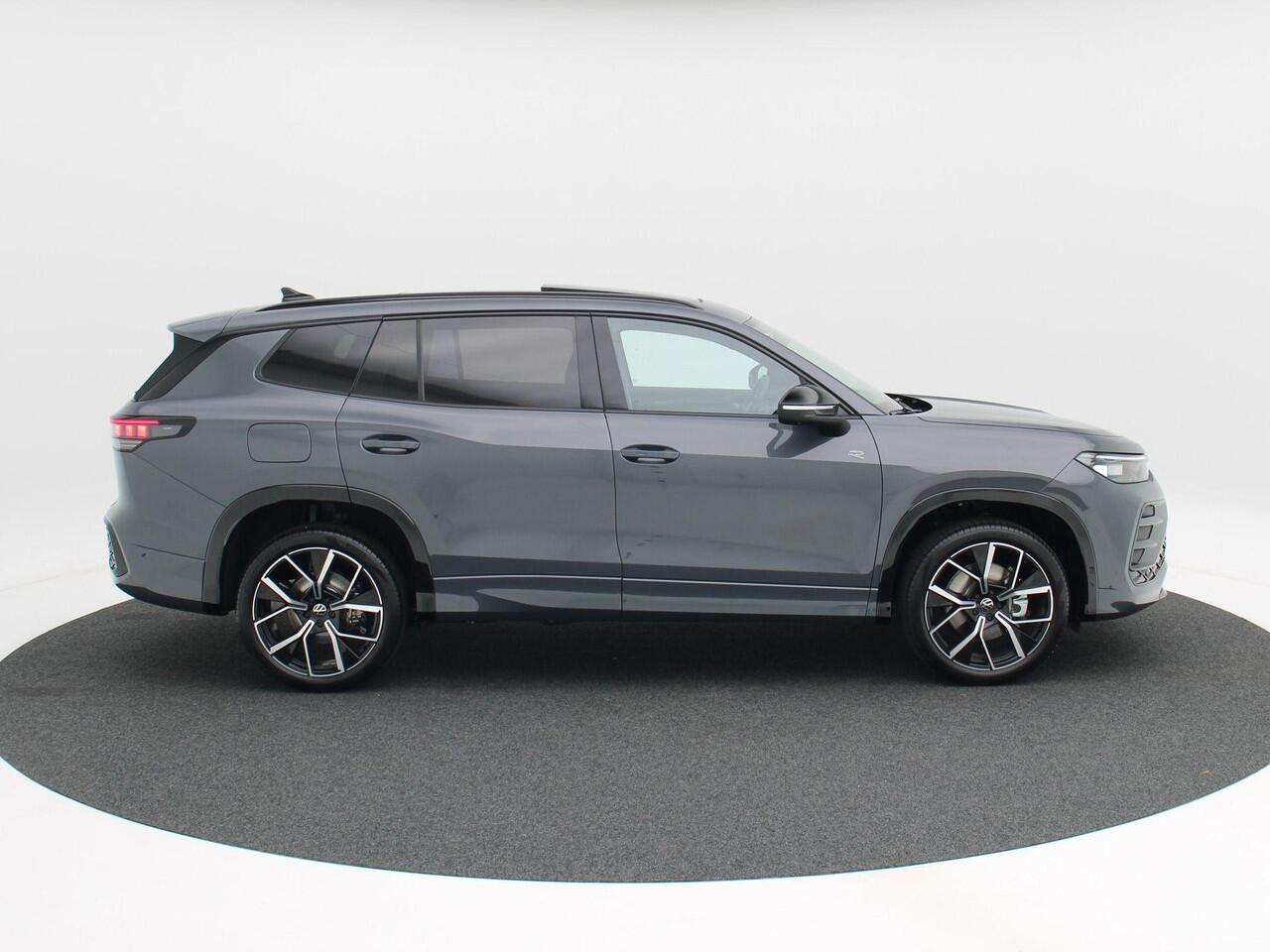 Volkswagen Tayron 1.5 eHybrid 272 Pk Automaat R-Line Edition | Black Style | Panoramadak | Trekhaak | 20 Inch | Full LED | 360 Camera