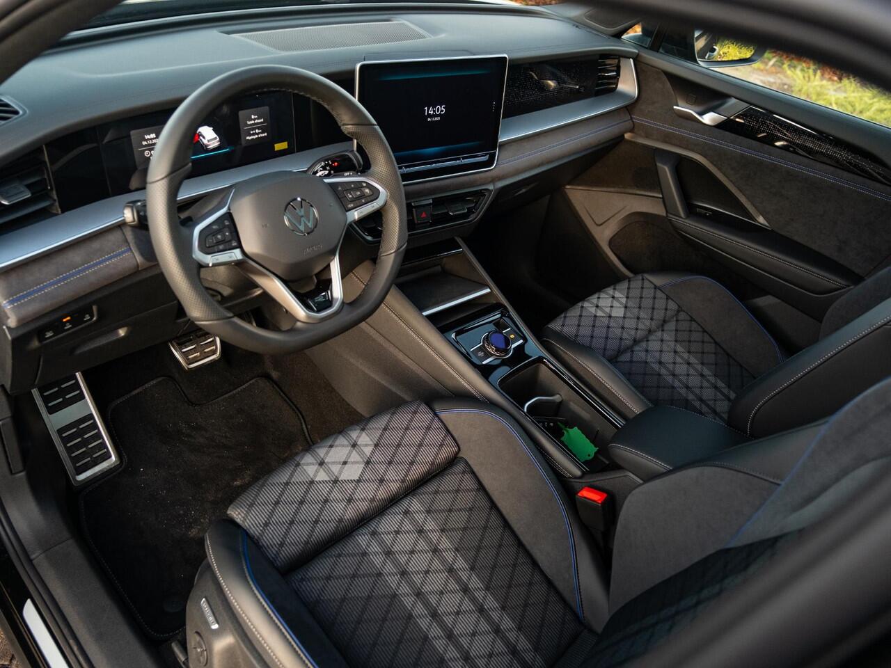 Volkswagen Tayron 1.5 eHybrid R-Line Plus | Model 2026 | Pano | 20" | Adap Cruise | Elek Trekhaak | Winterpack | Massagestoel ErgoActive | Etc..