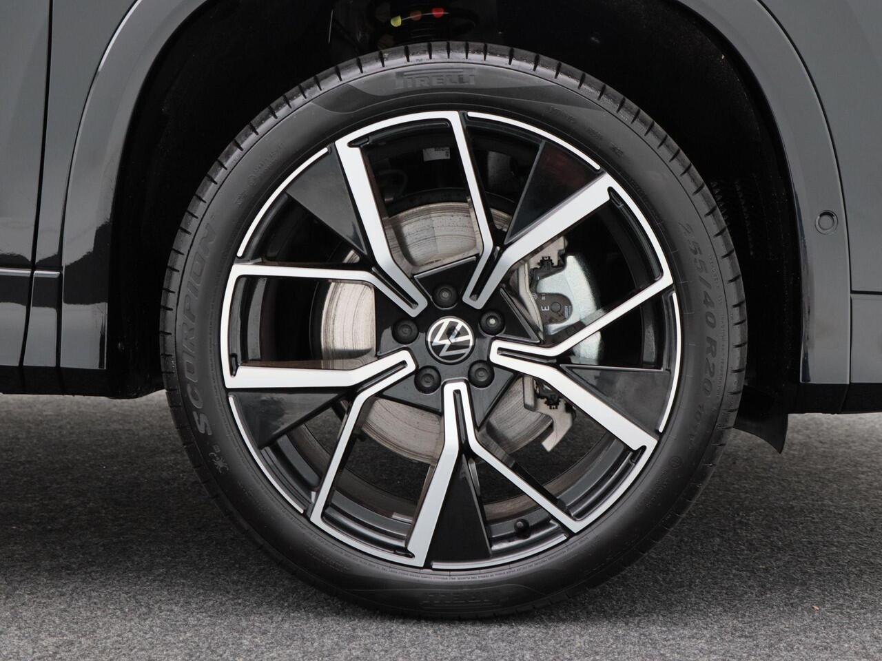 Volkswagen Tayron 1.5 eHybrid 272 Pk Automaat R-Line Edition | Black Style | Panoramadak | Trekhaak | 20 Inch | Full LED | 360 Camera